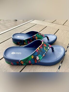 Bzees Navy Blue Floral Platform Thong Sandals - Size 8 NEW